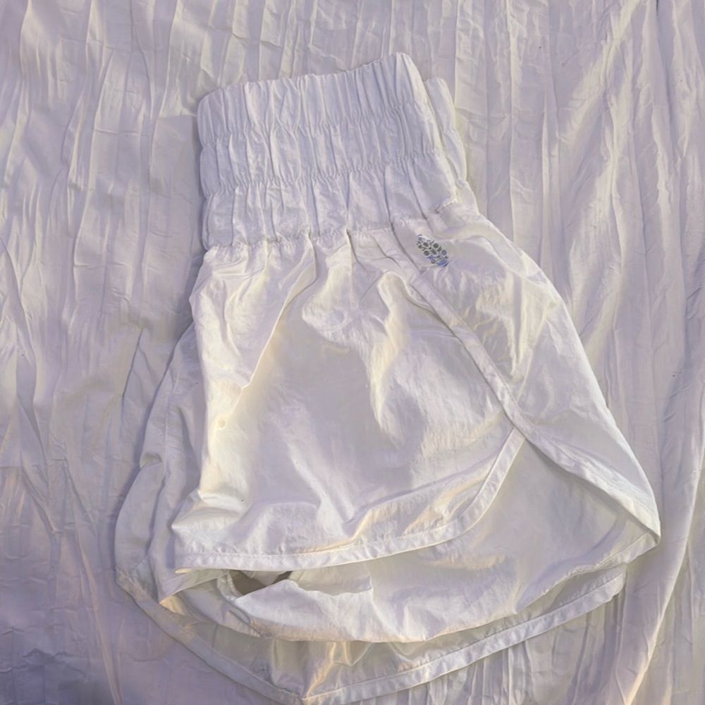FREEPEOPLE MOVEMENT WHITE SHORTS SMALL!!